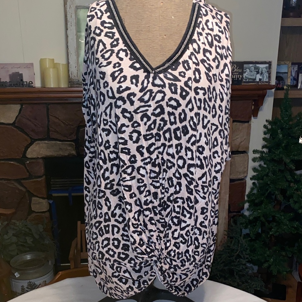 Chic Leopard Print V-Neck Tank Top